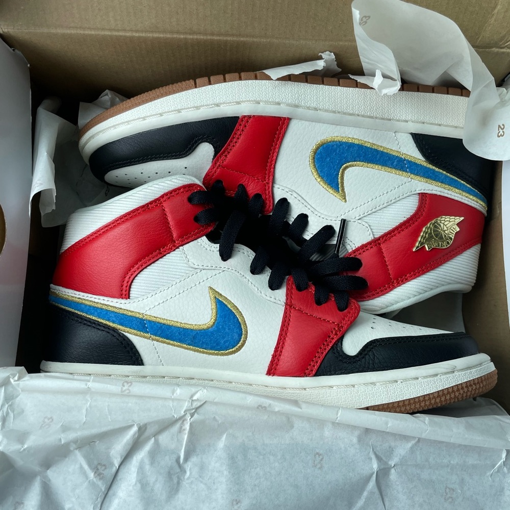 Women’s size 7.5 NEVER BEEN WORN Comes with Original Box